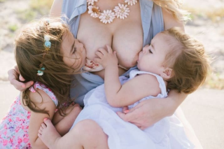 L'allattamento al seno due bambini