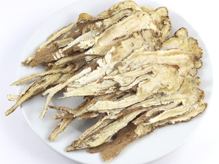 sušené kořeny děhele čínského na talíři